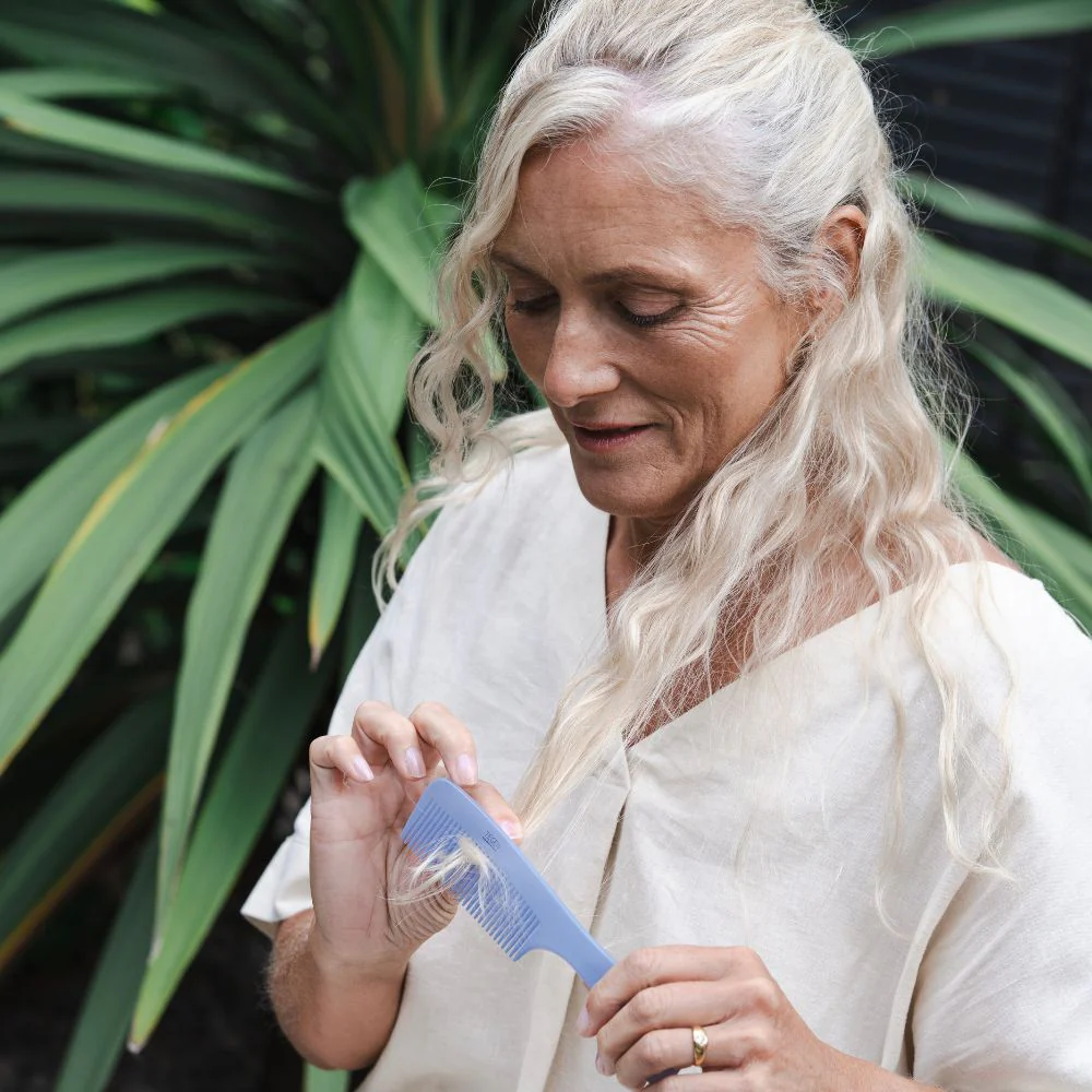 Periwinkle Large Handled Comb - Image 3